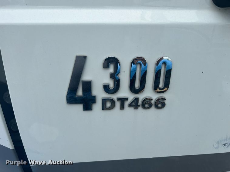 image for item DQ0901 2004 International 4300  truck cab and chassis