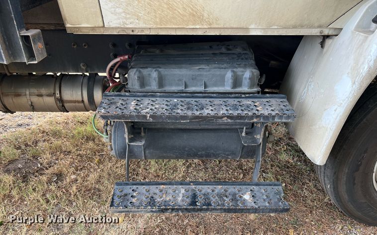 image for item DQ2175 2015 International DuraStar 4300  flatbed truck