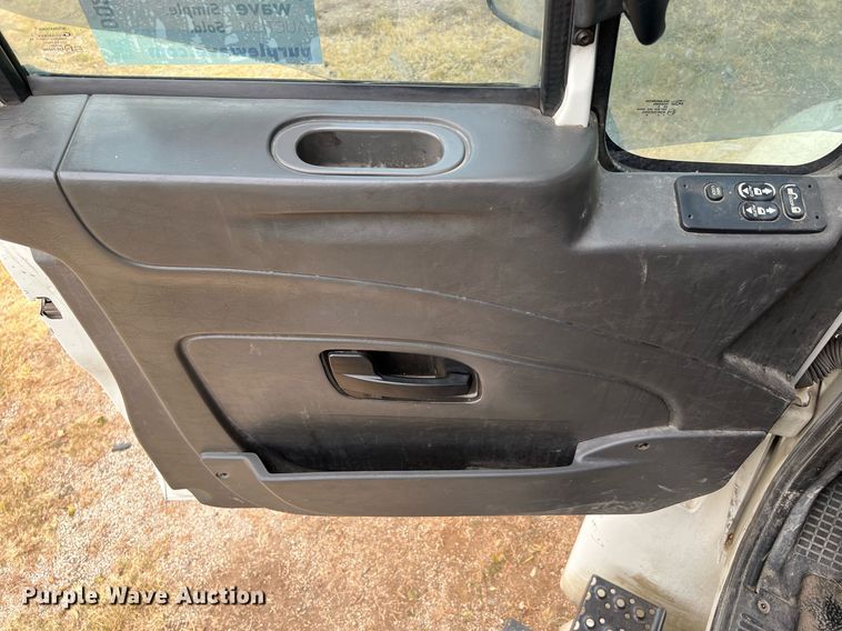 image for item DQ2175 2015 International DuraStar 4300  flatbed truck