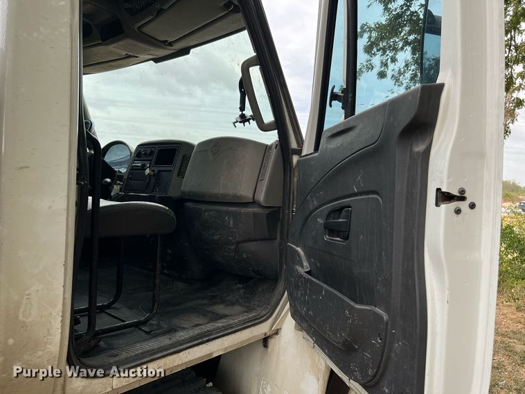 image for item DQ2175 2015 International DuraStar 4300  flatbed truck