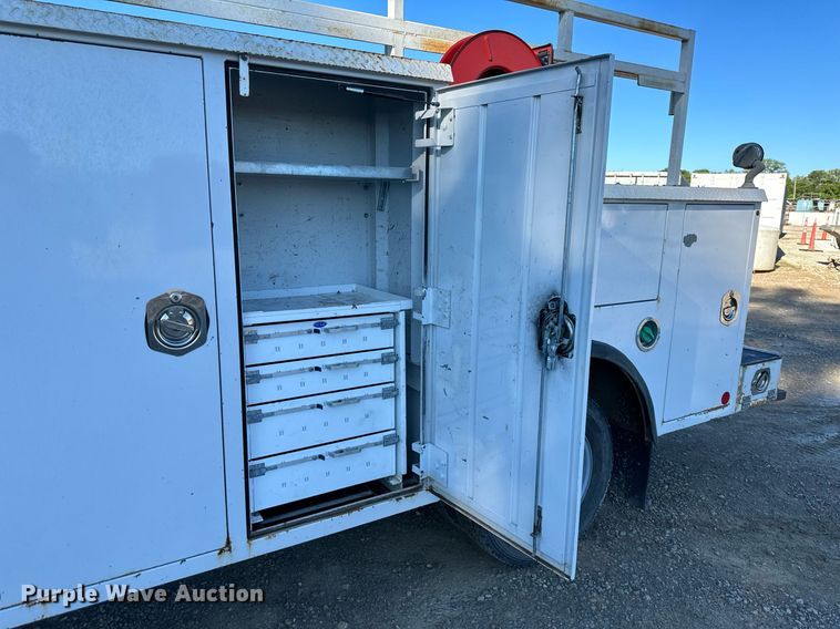 image for item DS2216 2017 Ford F450  utility / service truck