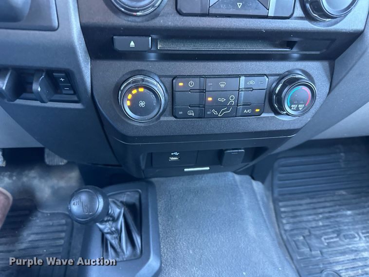 image for item DS2216 2017 Ford F450  utility / service truck