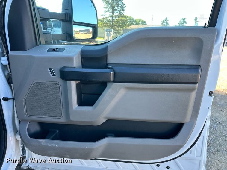 image for item DS2216 2017 Ford F450  utility / service truck