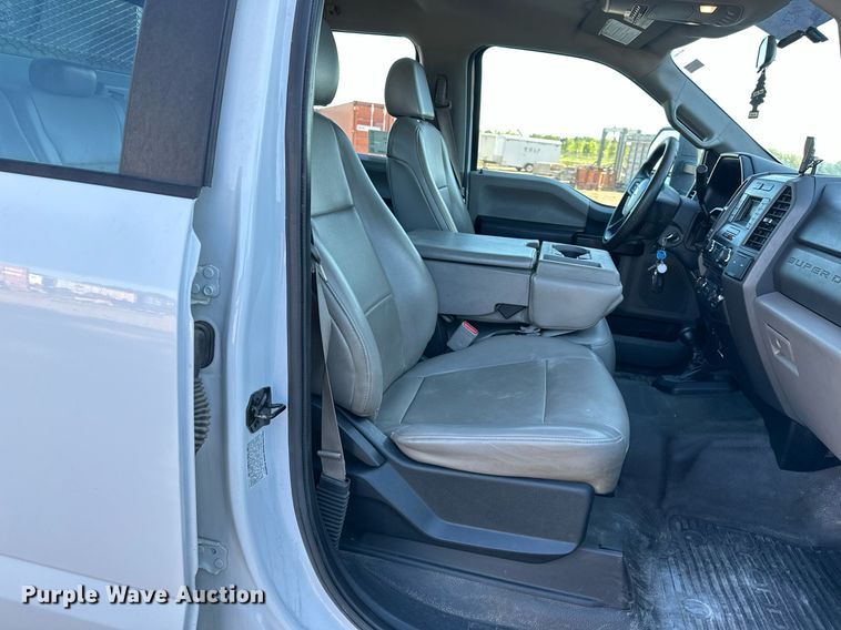 image for item DS2216 2017 Ford F450  utility / service truck