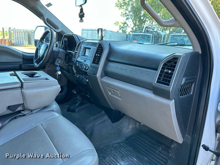 image for item DS2216 2017 Ford F450  utility / service truck