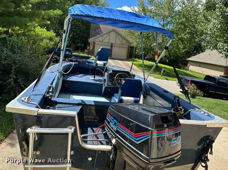 image for item DS2219 1988 Blue Fin Super Hawk  boat