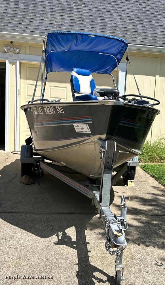 image for item DS2219 1988 Blue Fin Super Hawk  boat