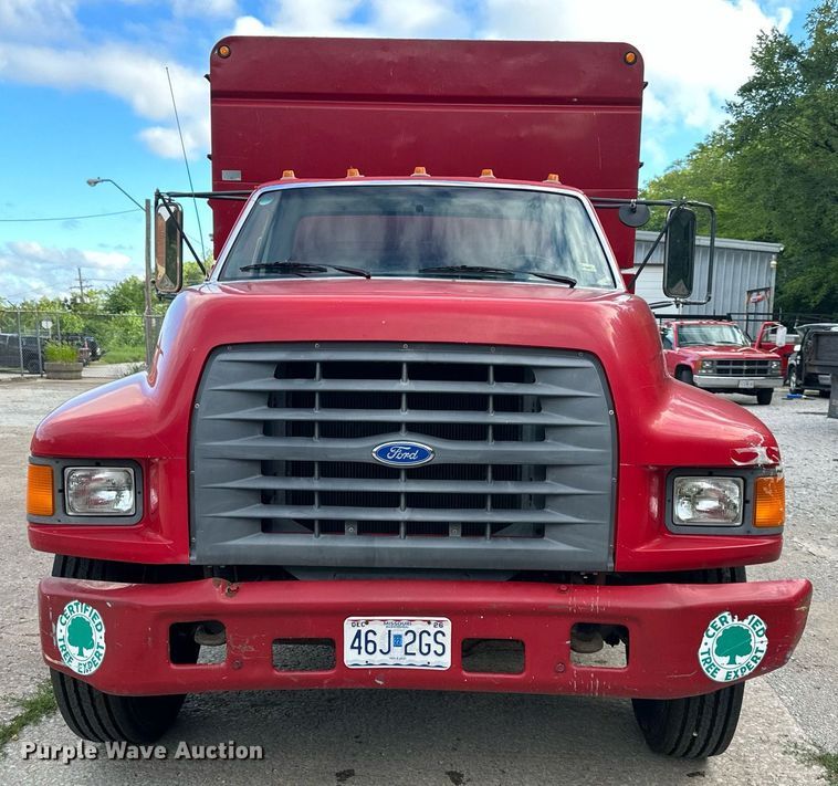image for item DS2223 1997 Ford F700  chipper truck