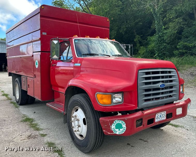 image for item DS2223 1997 Ford F700  chipper truck