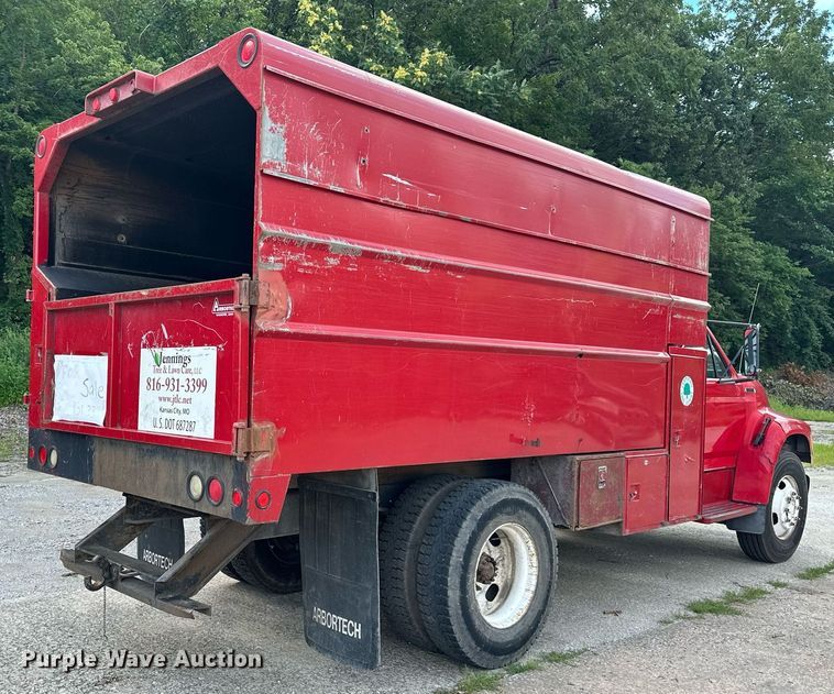 image for item DS2223 1997 Ford F700  chipper truck