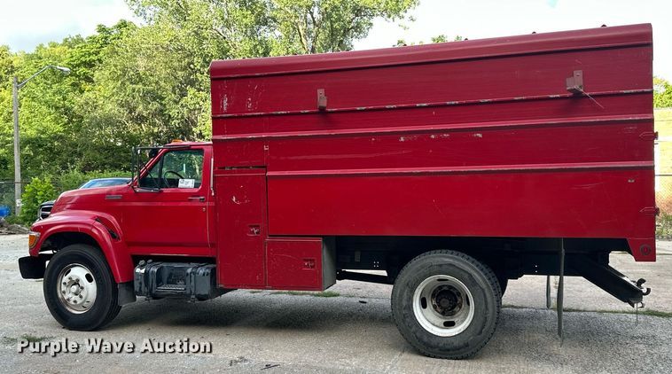 image for item DS2223 1997 Ford F700  chipper truck