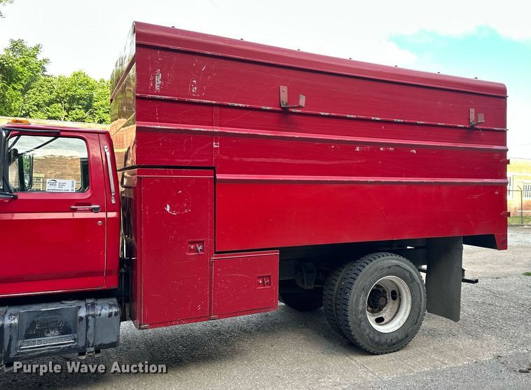image for item DS2223 1997 Ford F700  chipper truck