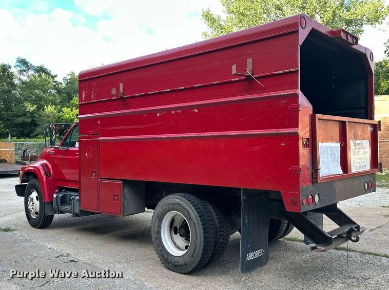 image for item DS2223 1997 Ford F700  chipper truck