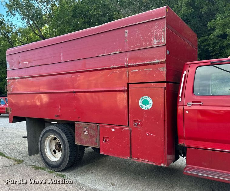 image for item DS2223 1997 Ford F700  chipper truck