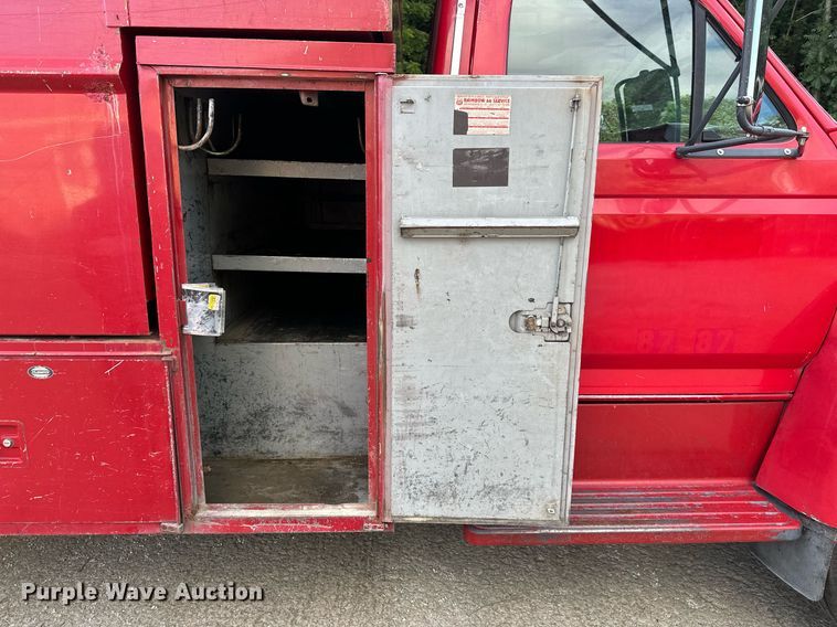 image for item DS2223 1997 Ford F700  chipper truck