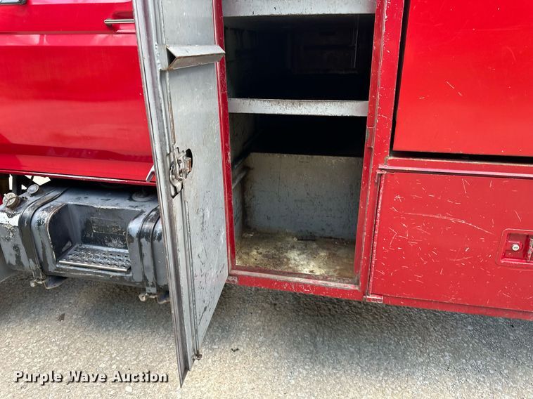 image for item DS2223 1997 Ford F700  chipper truck