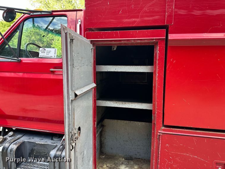 image for item DS2223 1997 Ford F700  chipper truck