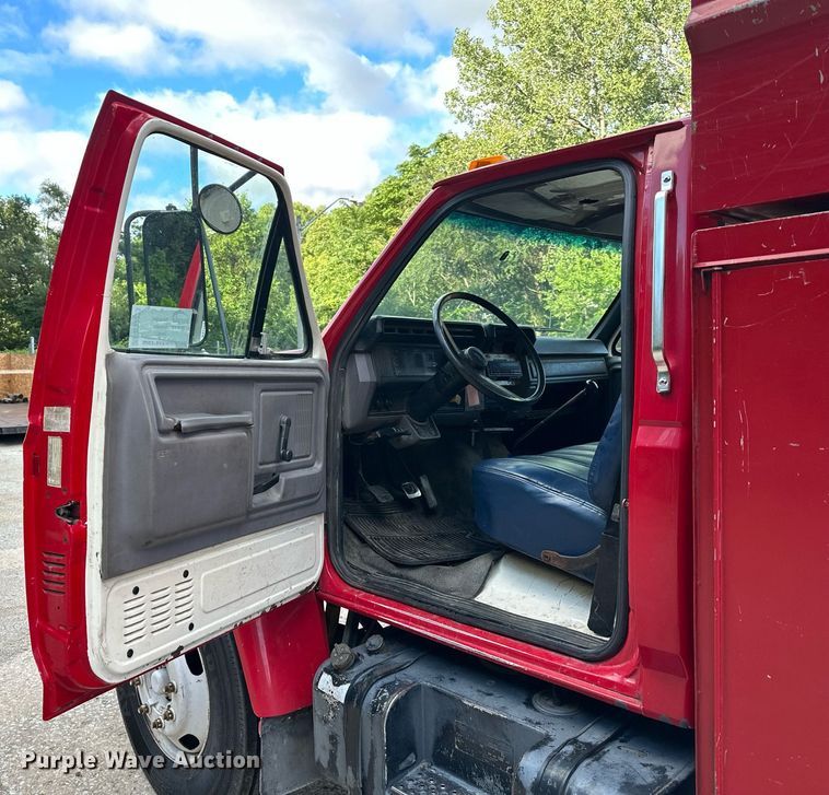 image for item DS2223 1997 Ford F700  chipper truck