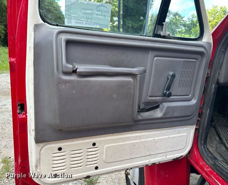 image for item DS2223 1997 Ford F700  chipper truck