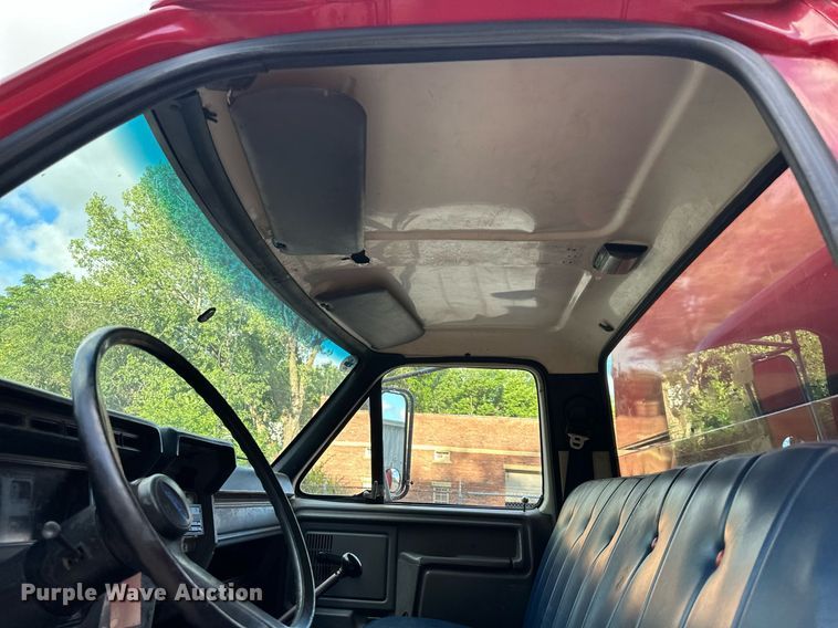 image for item DS2223 1997 Ford F700  chipper truck