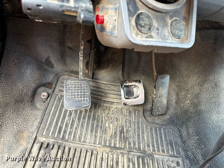 image for item DS2223 1997 Ford F700  chipper truck