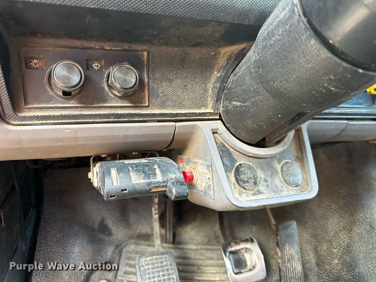 image for item DS2223 1997 Ford F700  chipper truck