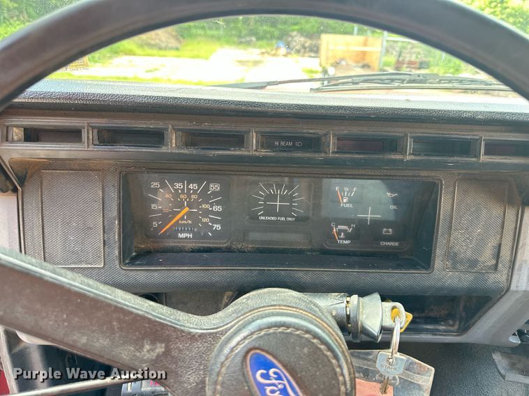 image for item DS2223 1997 Ford F700  chipper truck