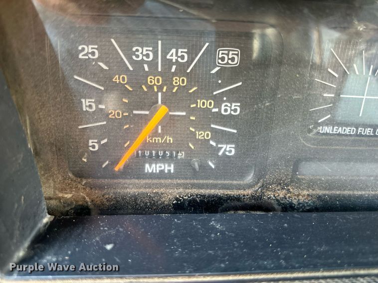 image for item DS2223 1997 Ford F700  chipper truck