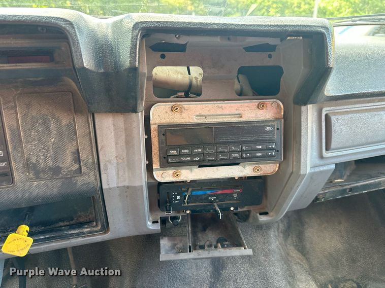 image for item DS2223 1997 Ford F700  chipper truck