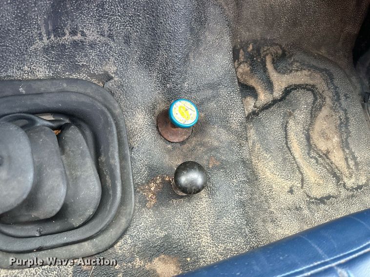 image for item DS2223 1997 Ford F700  chipper truck