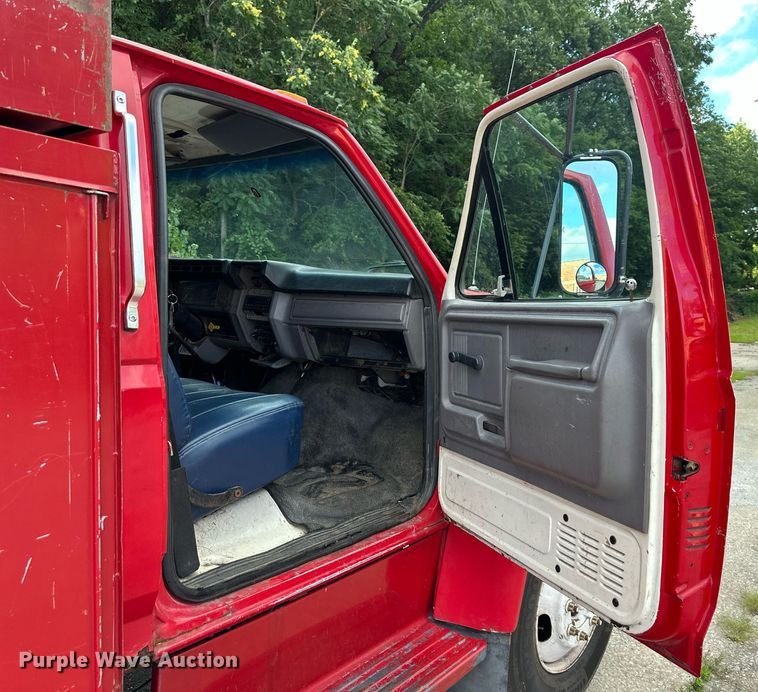 image for item DS2223 1997 Ford F700  chipper truck