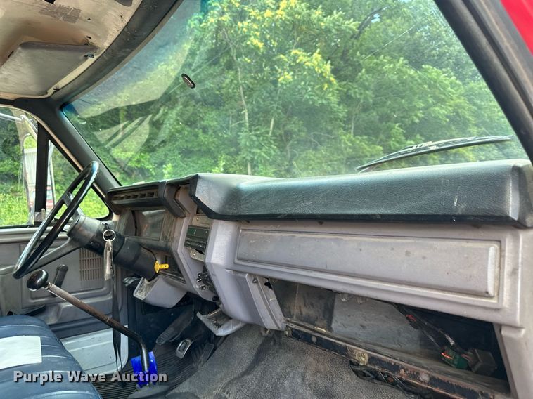 image for item DS2223 1997 Ford F700  chipper truck