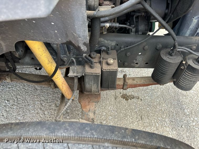 image for item DS2223 1997 Ford F700  chipper truck