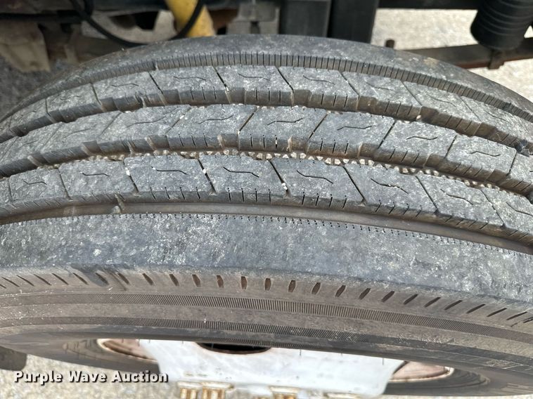 image for item DS2223 1997 Ford F700  chipper truck