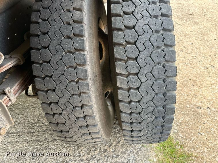 image for item DS2223 1997 Ford F700  chipper truck