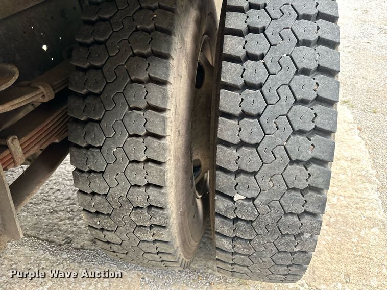 image for item DS2223 1997 Ford F700  chipper truck