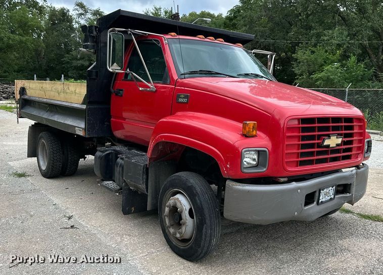 image for item DS2224 2000 Chevrolet C5500  dump truck