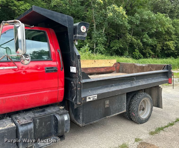 image for item DS2224 2000 Chevrolet C5500  dump truck