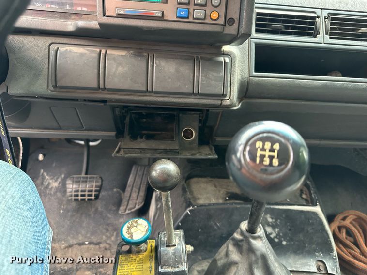 image for item DS2224 2000 Chevrolet C5500  dump truck