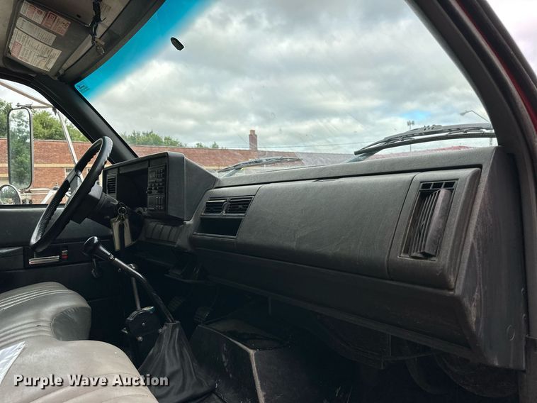 image for item DS2224 2000 Chevrolet C5500  dump truck