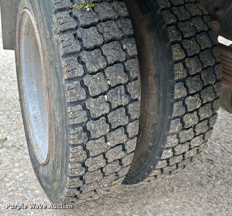 image for item DS2224 2000 Chevrolet C5500  dump truck