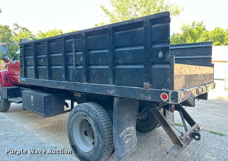 image for item DS2226 2002 Chevrolet C6500  dump truck