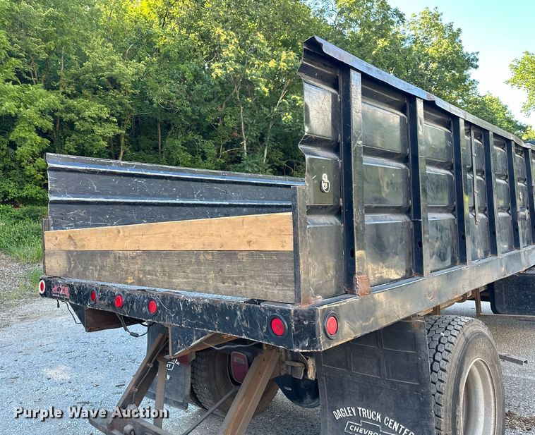 image for item DS2226 2002 Chevrolet C6500  dump truck