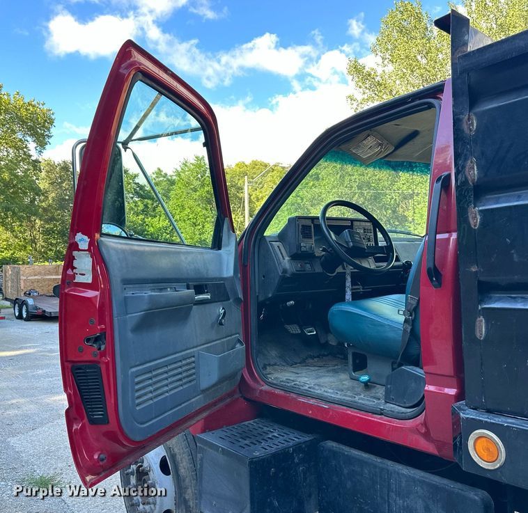 image for item DS2226 2002 Chevrolet C6500  dump truck