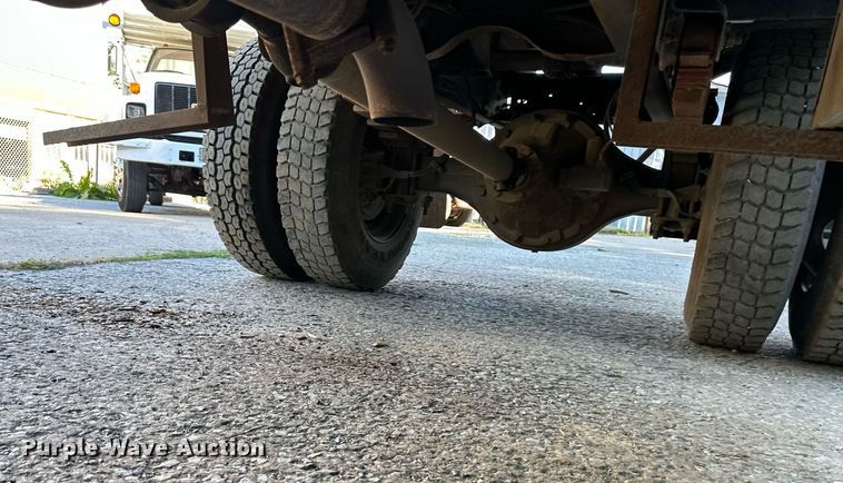 image for item DS2226 2002 Chevrolet C6500  dump truck