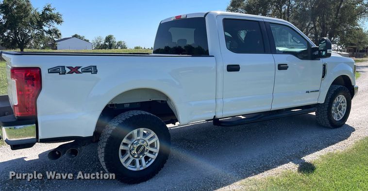 image for item HN9918 2019 Ford F250 Super Duty XLT  Crew Cab pickup truck