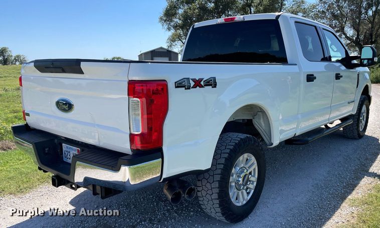 image for item HN9918 2019 Ford F250 Super Duty XLT  Crew Cab pickup truck