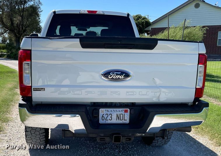image for item HN9918 2019 Ford F250 Super Duty XLT  Crew Cab pickup truck