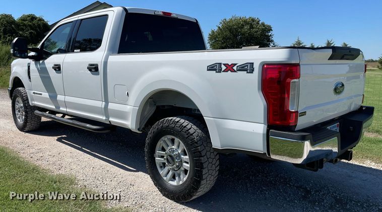 image for item HN9918 2019 Ford F250 Super Duty XLT  Crew Cab pickup truck