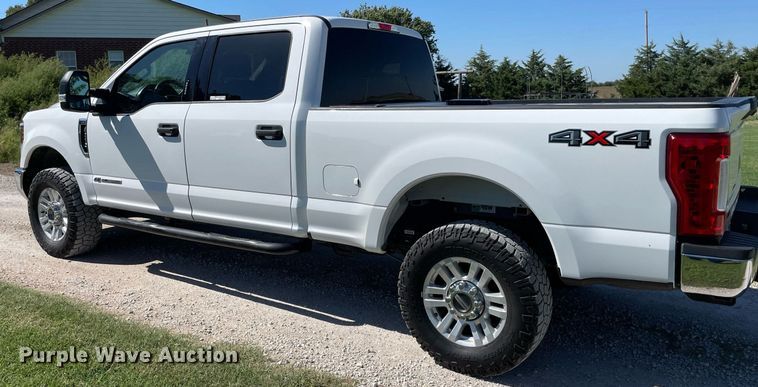 image for item HN9918 2019 Ford F250 Super Duty XLT  Crew Cab pickup truck